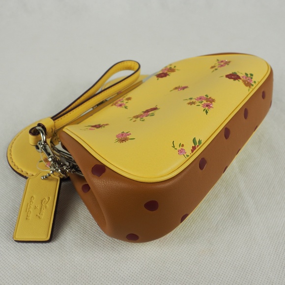 Disney Coach Wristlet Minnie Mouse Ears Vanilla - Picture 6 of 8